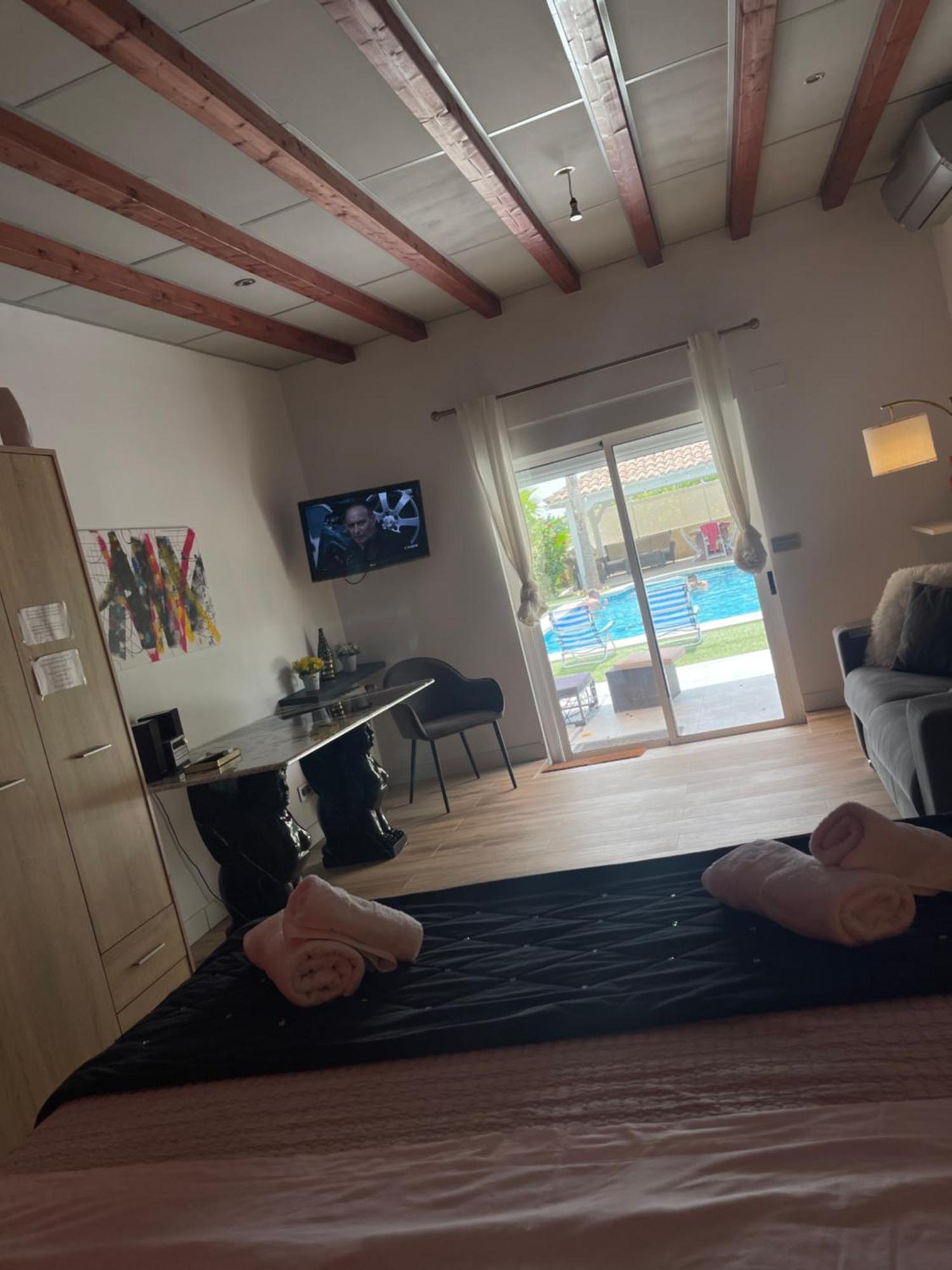 Suite Privada Frente A La Piscina Para 2 Personas Con Sofa Cama Para 2 Mas 4P No Es Casa Completa San Vicente Raspeig Extérieur photo
